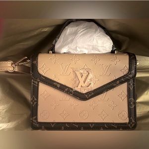 NWT Designer Inspired Bag - worn 2 ways (crossbody or purse)